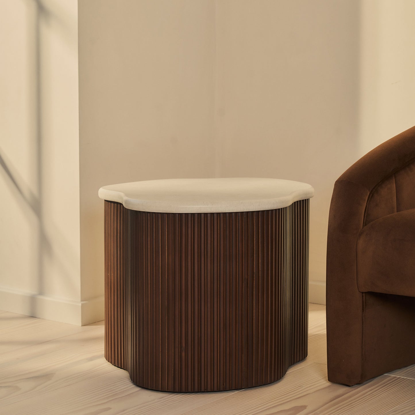 Cove - Table d'Appoint Latérale Irrégulière à Cannelures en Bois Foncé