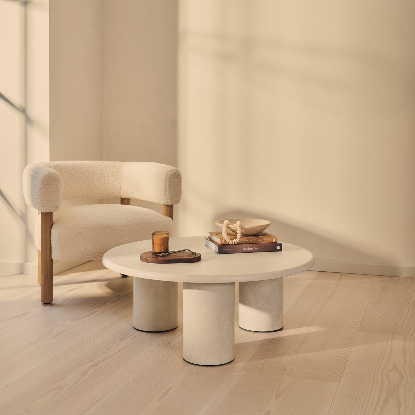 Alina - Grande table basse ronde en bois et béton