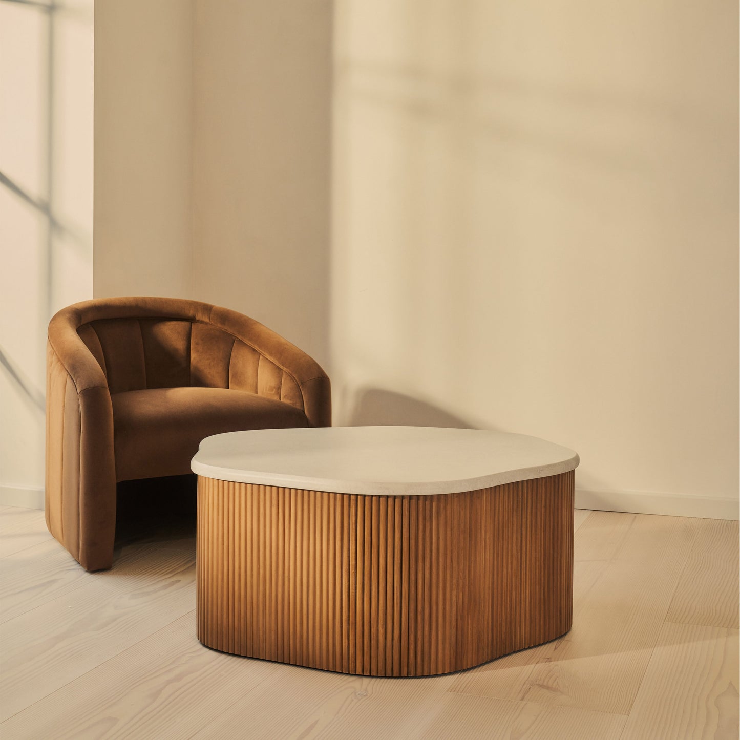 Cove - Table basse irrégulière à nervures en bois chaud