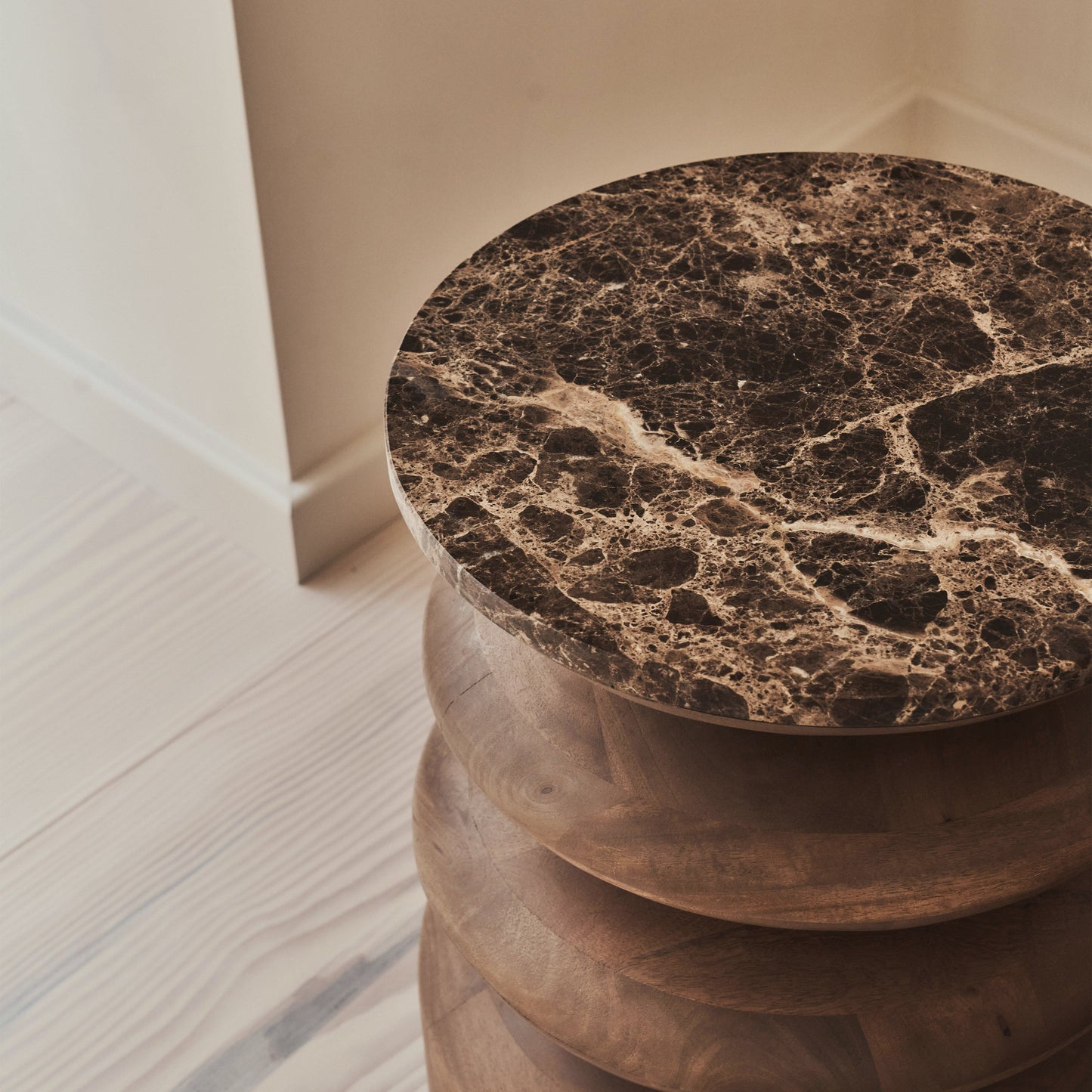 Orinthia - Table d'Appoint Ronde en Bois Foncé et Marbre Dark Emperador Premium