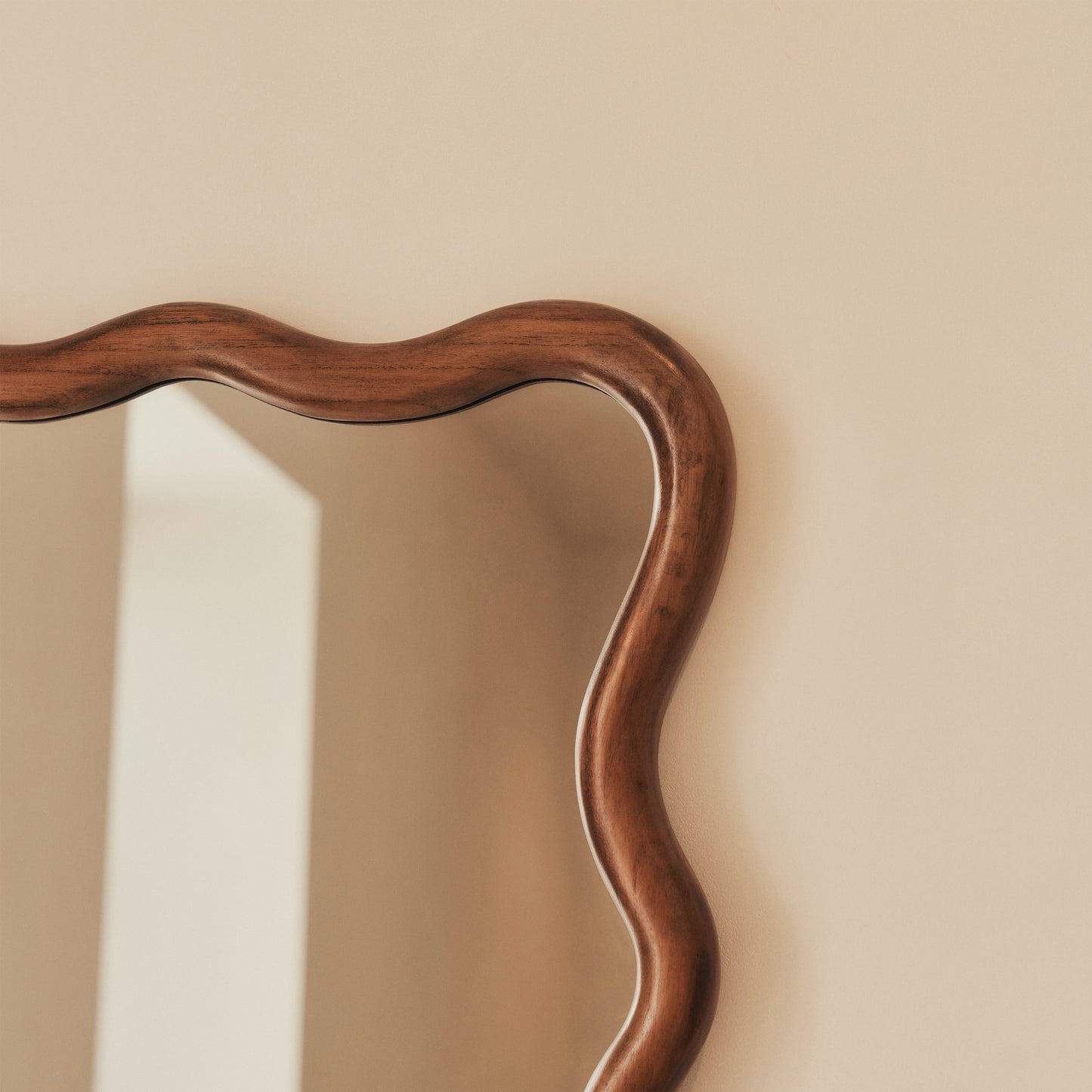 Marea - Miroir rétro ondulé en bois foncé, pleine longueur 170cm x 80cm