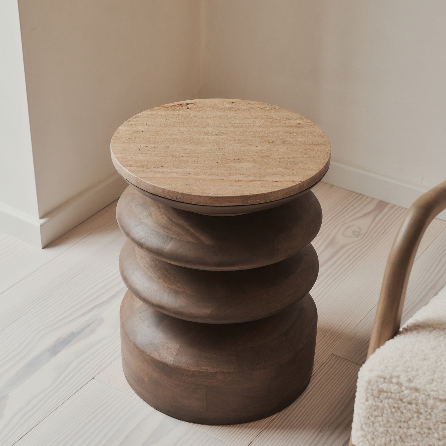Orinthia - Table d'Appoint Ronde en Travertin Beige et Bois Chaud Premium