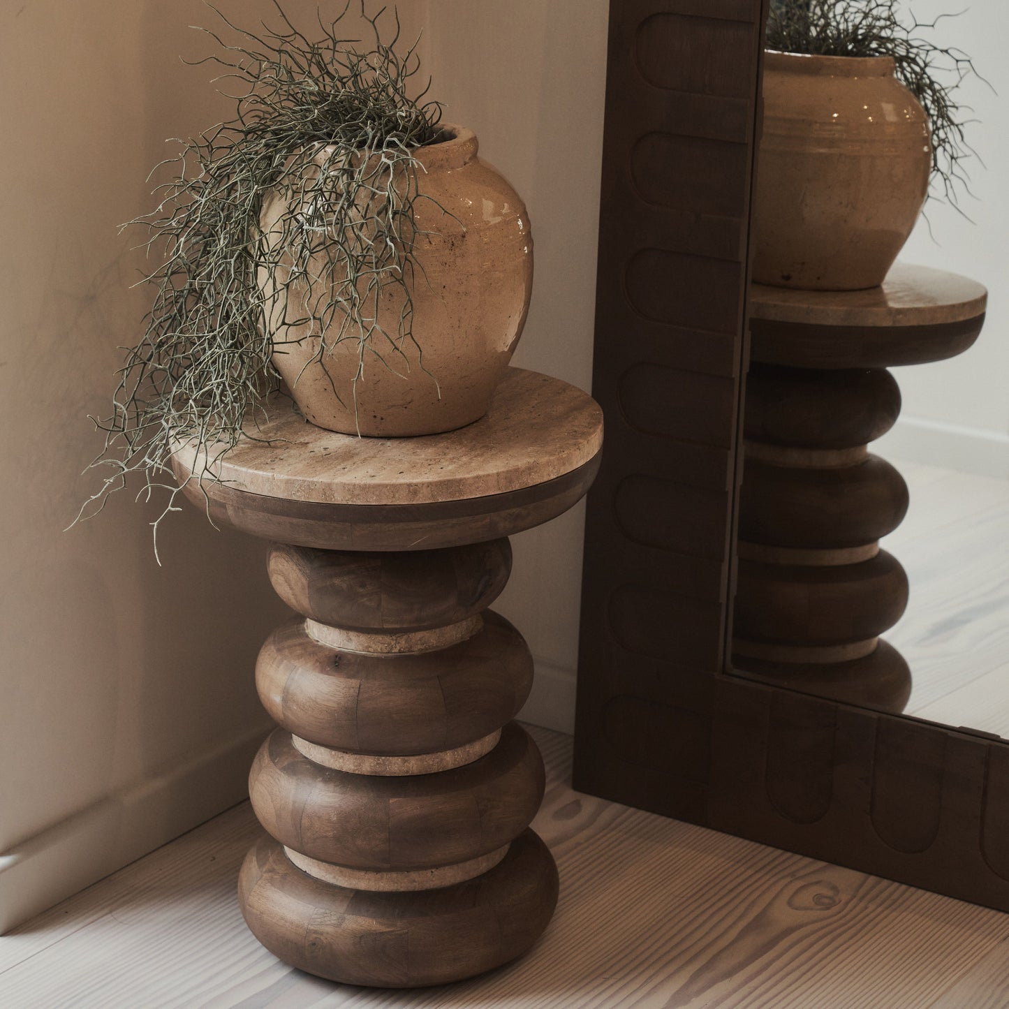 Belgravia - Table d'appoint ronde en travertin beige et bois chaud premium