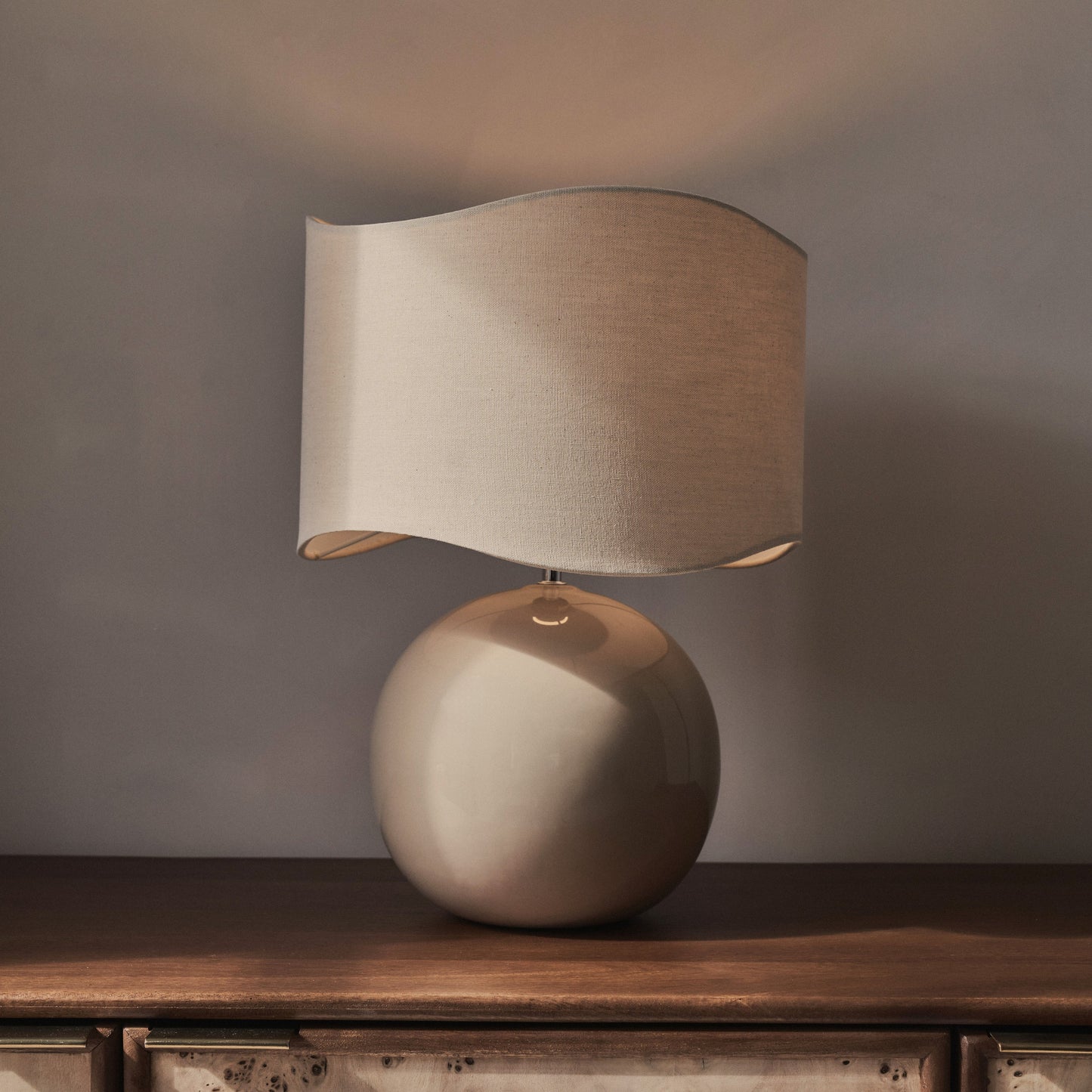 Olera - Lampe de Table à Abat-jour Ondulé en Céramique Beige Brillant