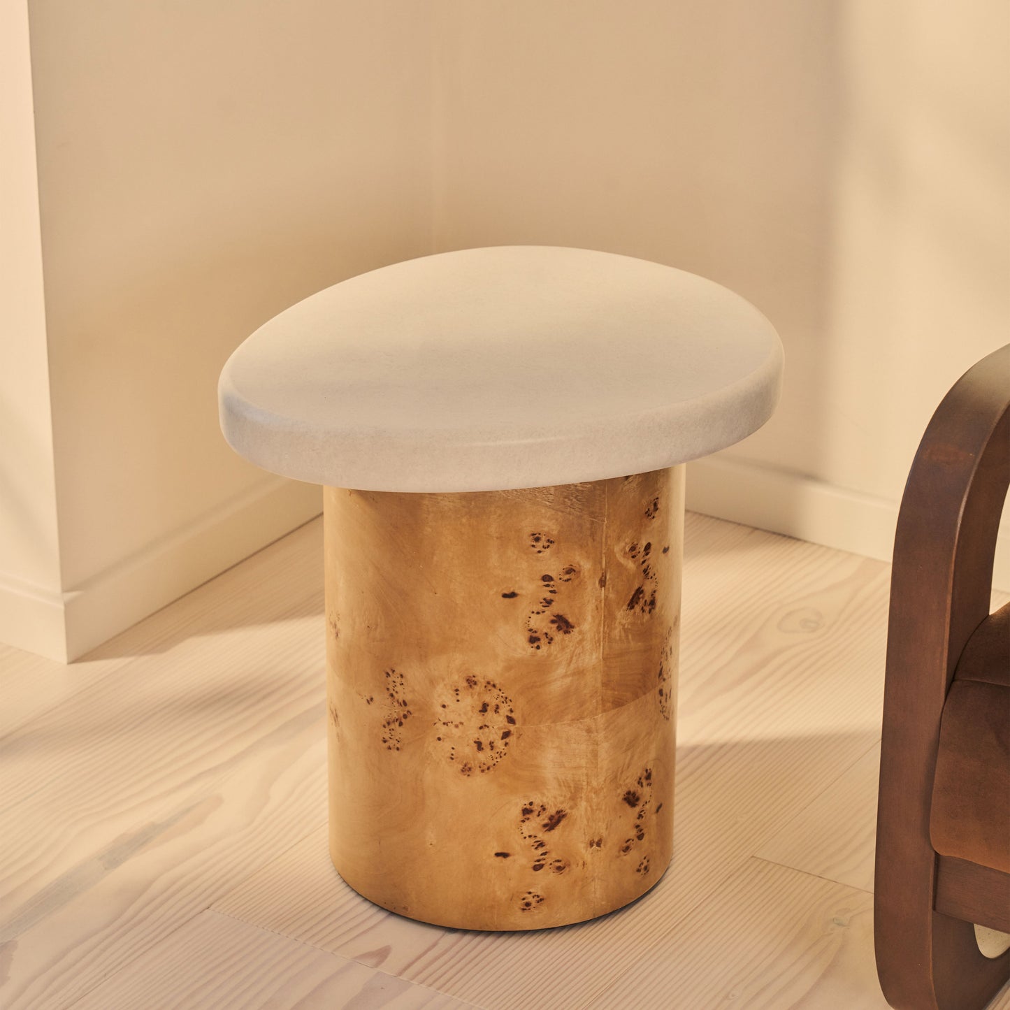 Aegean - Table d'Appoint Irrégulière en Bois Naturel Burl et Béton