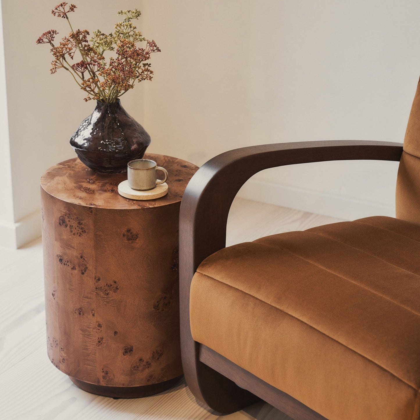 Dalton - Fauteuil d'appoint en velours caramel et bois foncé