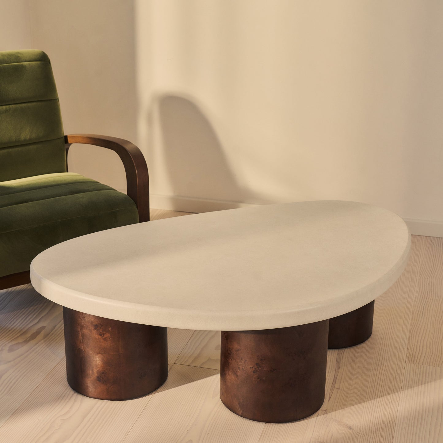 Aegean - Table basse irrégulière en bois d'orme foncé et béton à 3 pieds
