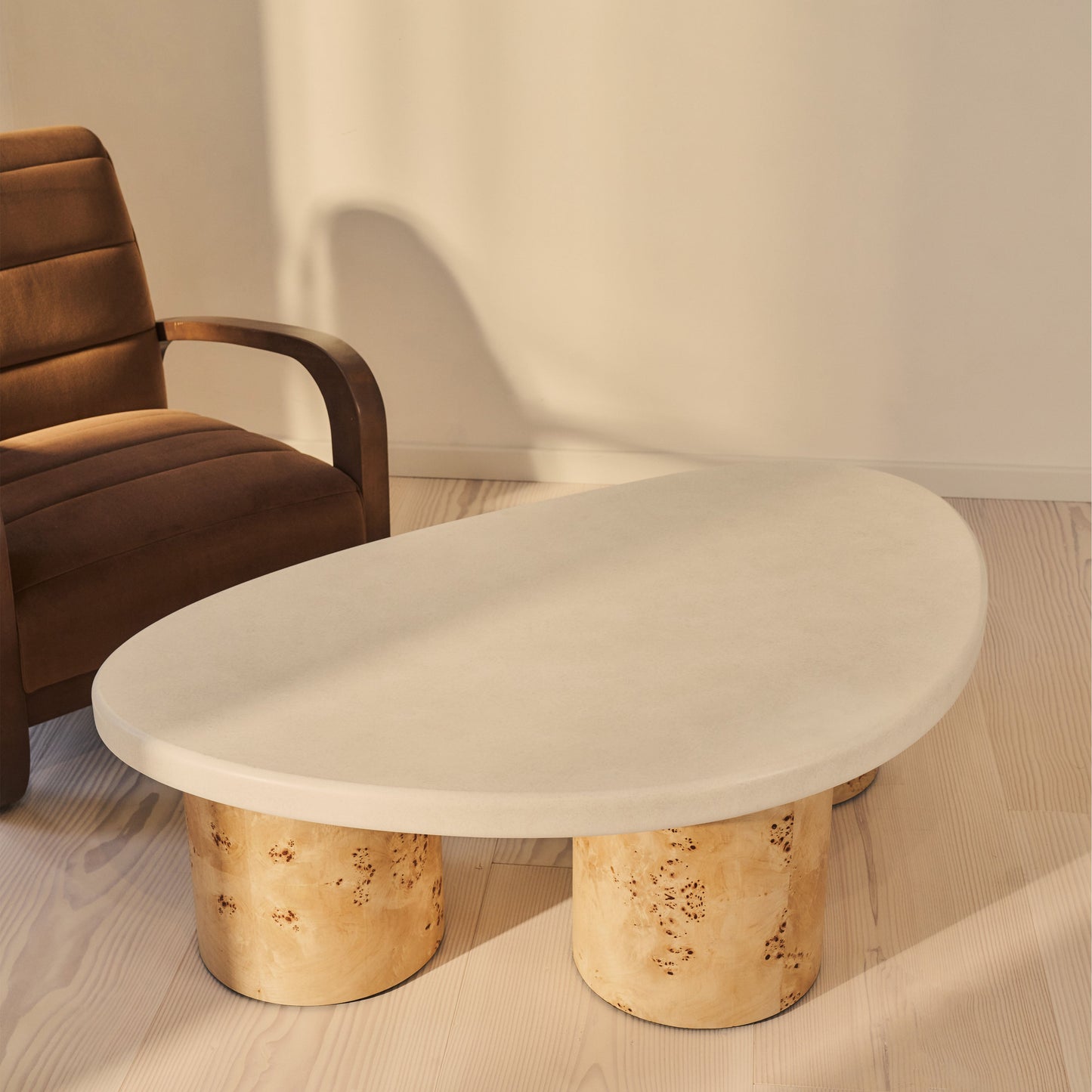 Aegean - Table basse irrégulière en bois de burl naturel et béton à 3 pieds