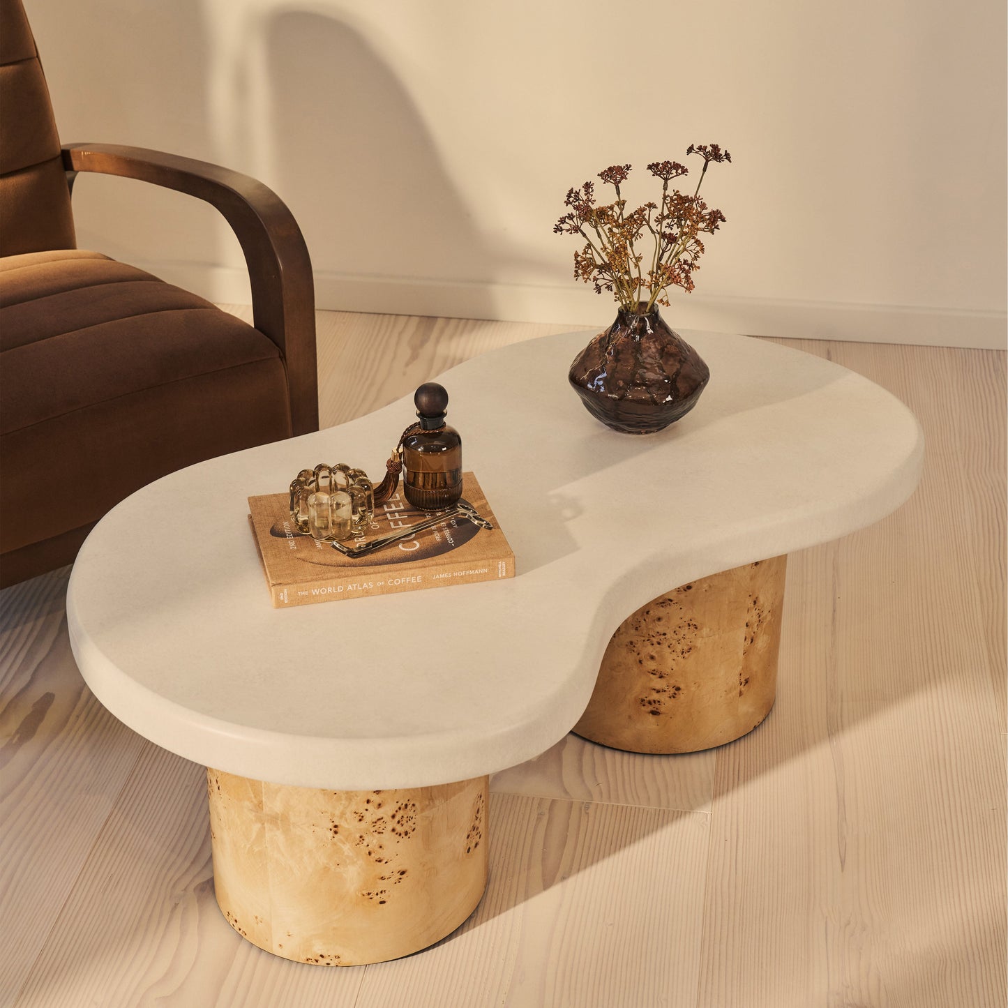 Aegean - Table basse irrégulière en bois de burl naturel et béton à 2 pieds