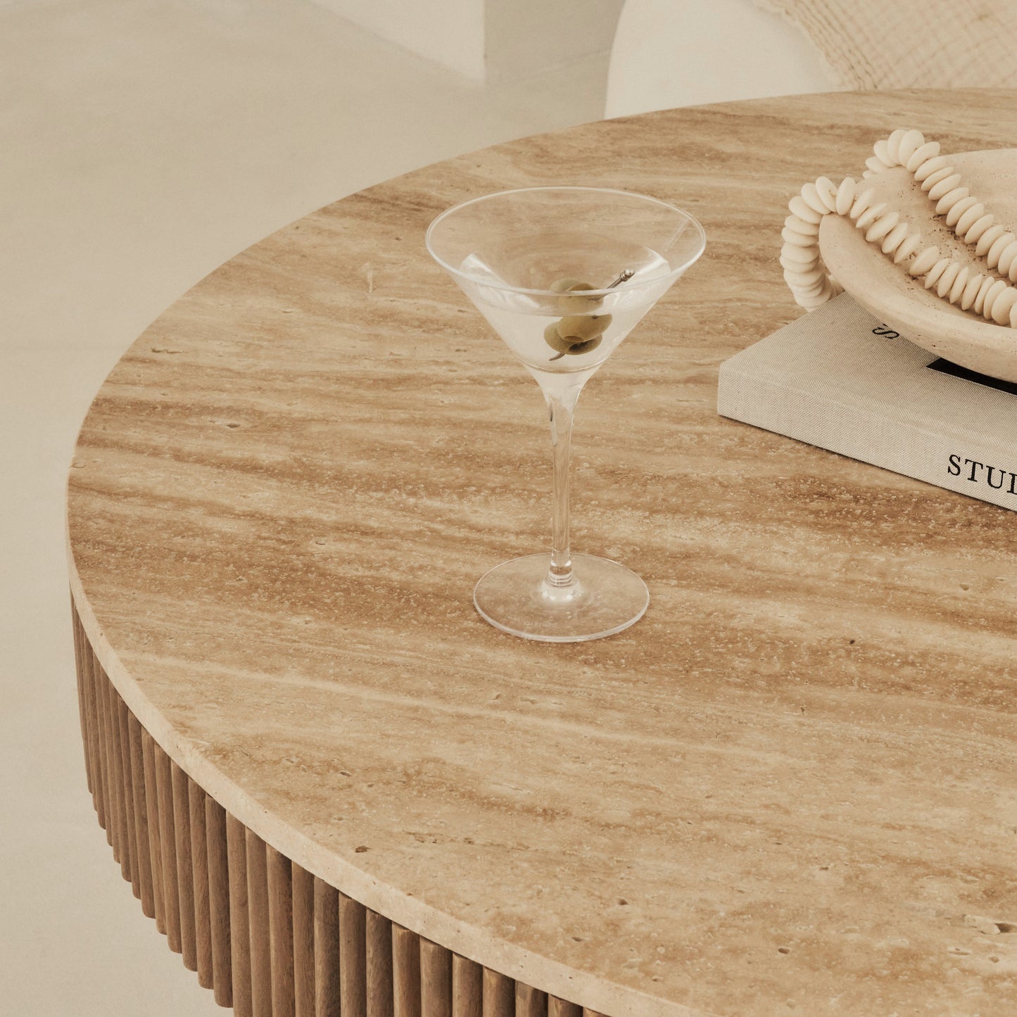 Sloane - Table basse ronde en travertin beige et bois chaud premium