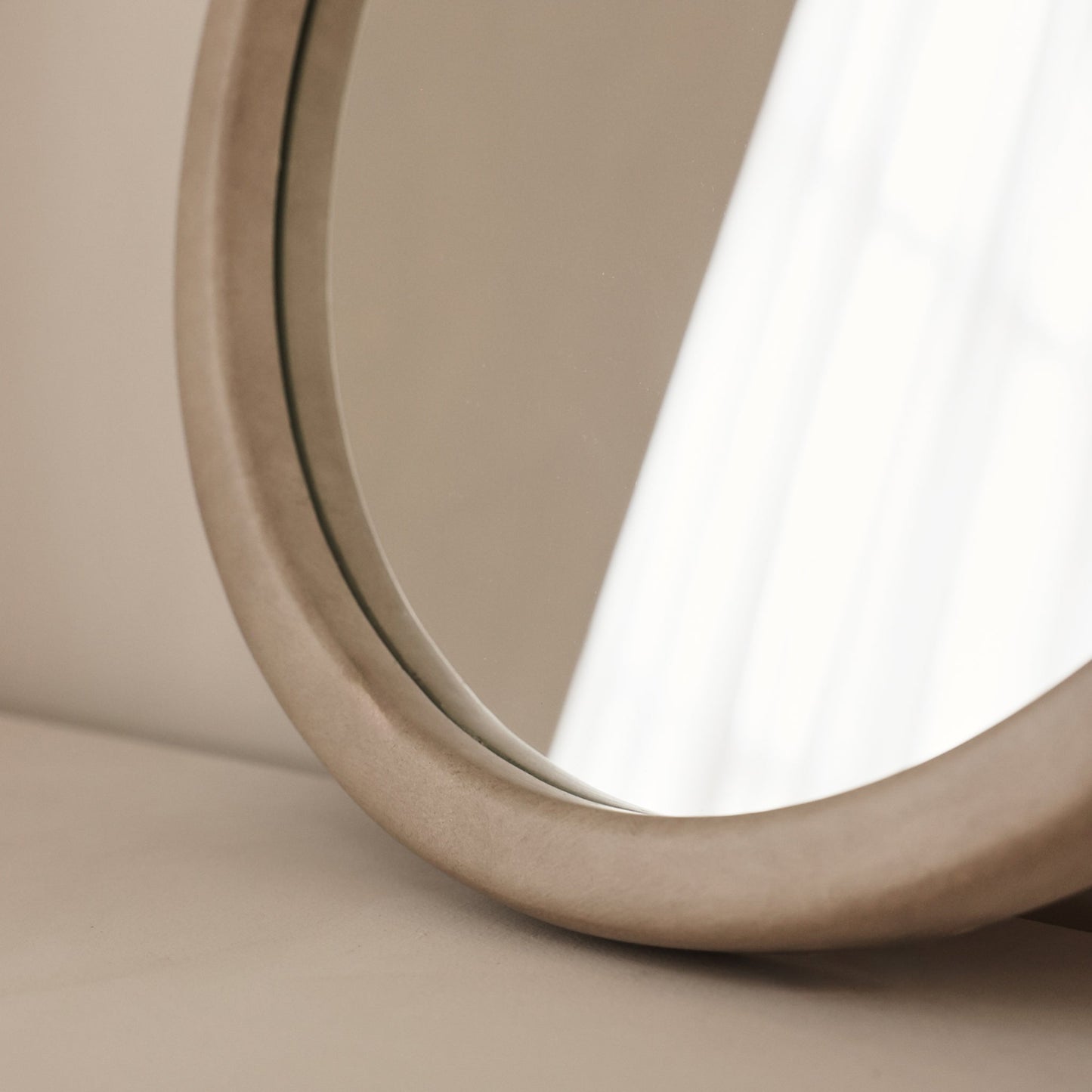 Arden - Miroir mural rond en béton et bois 40cm x 40cm