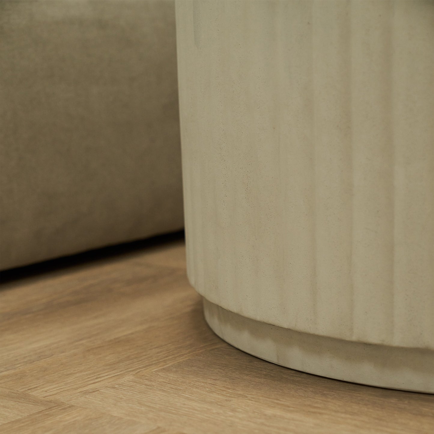 Massimo - Table basse minimaliste en béton cannelé grande