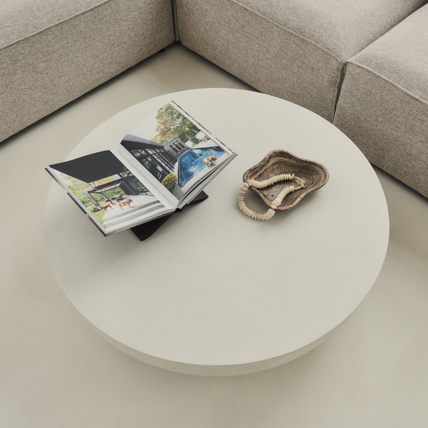 Enzo - Grande table basse ronde minimaliste en béton