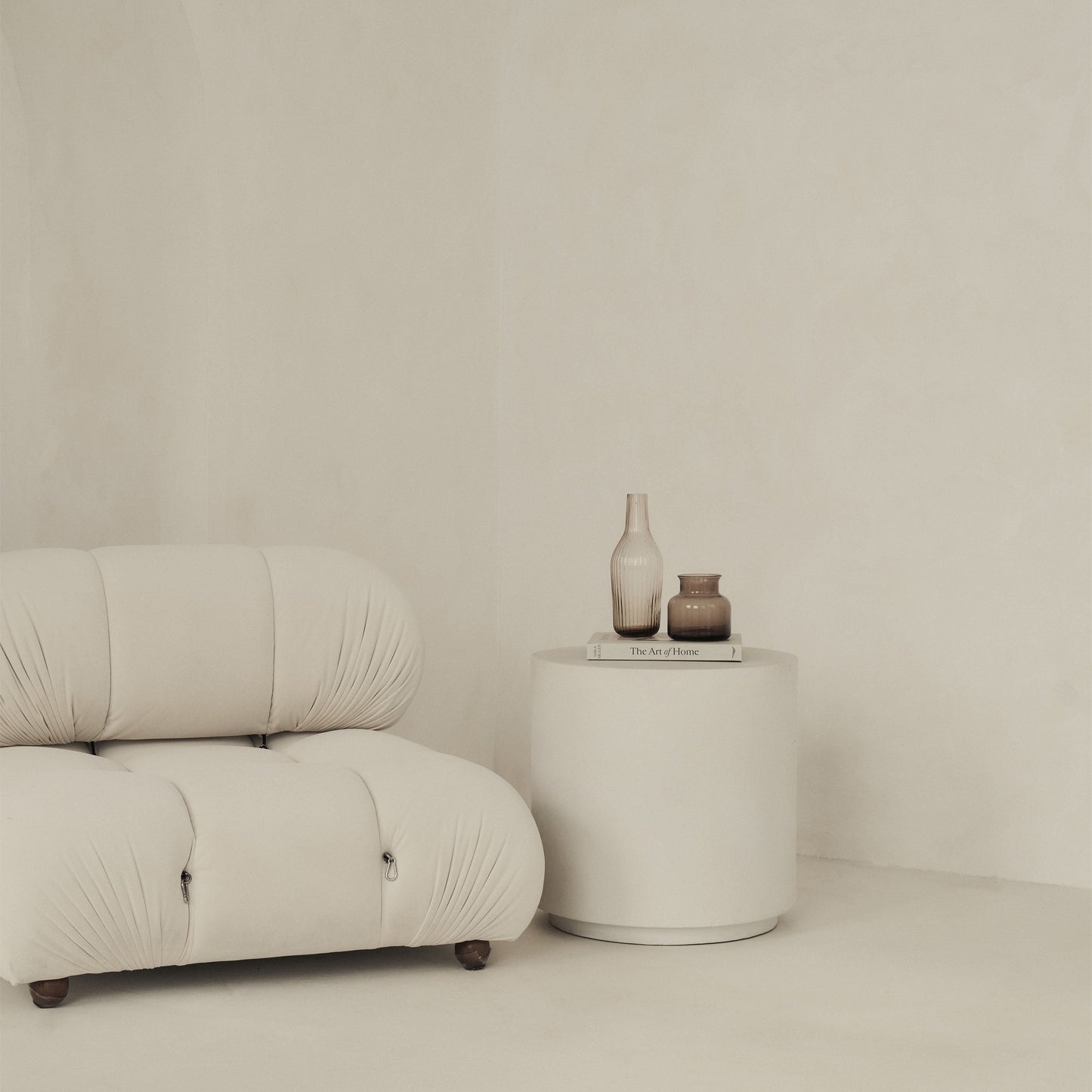 Angelo - Table d'Appoint Ronde Minimaliste en Béton