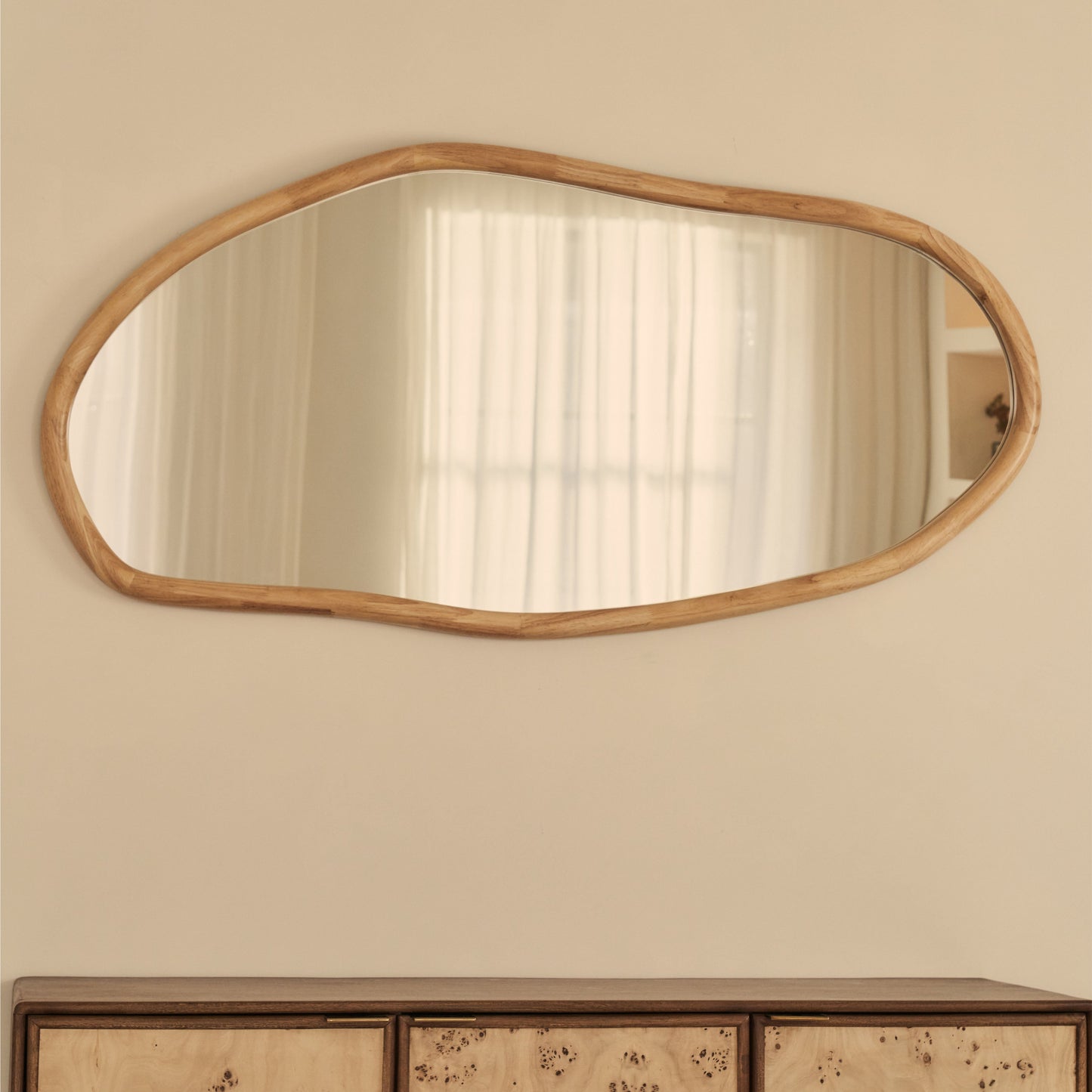 Aaliyah - Miroir mural irrégulier en bois clair 150 cm x 75 cm