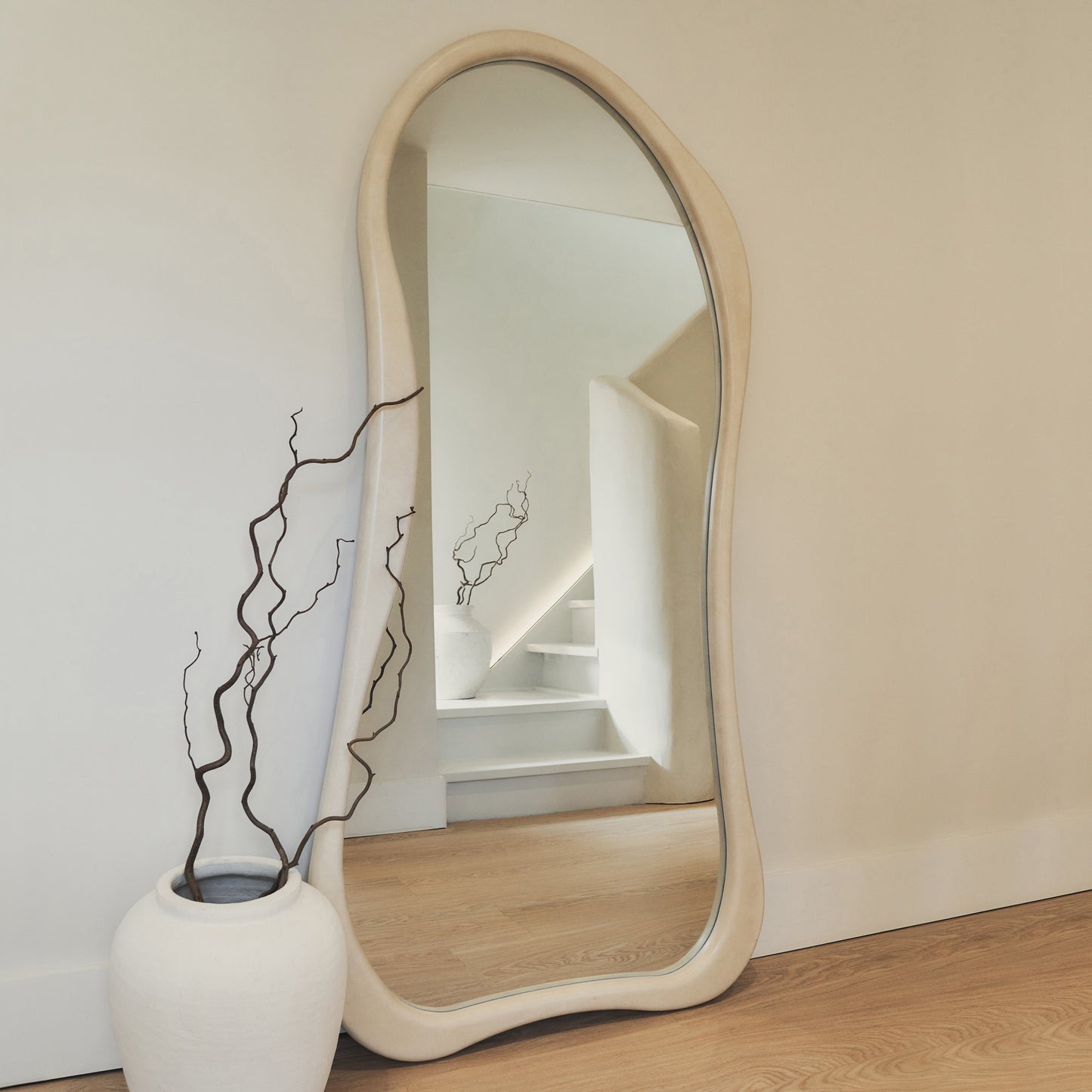 Arcurva - Grand miroir irrégulier en béton pleine longueur 170 cm x 85 cm