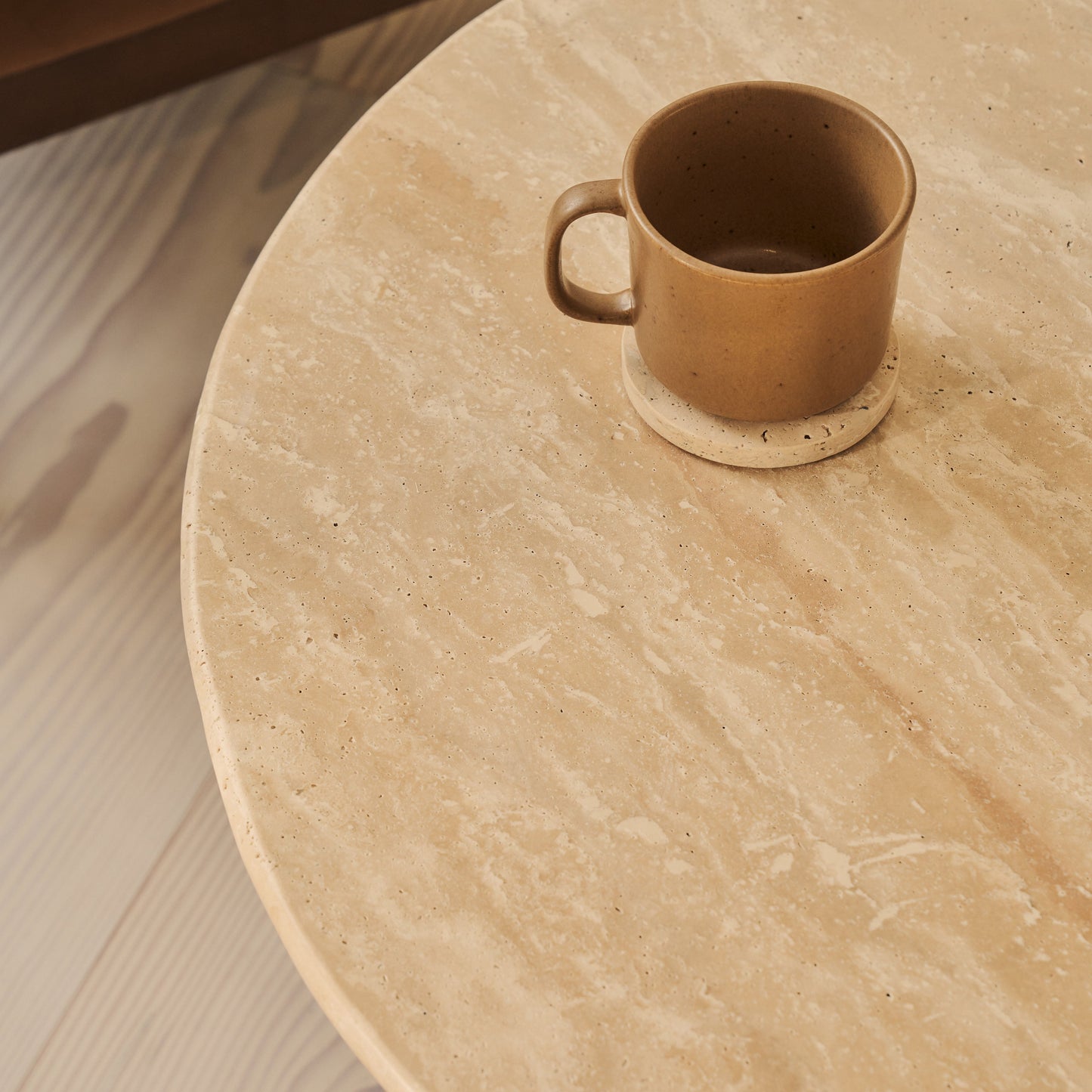 Trivium - Table basse ronde en travertin beige et bois foncé premium