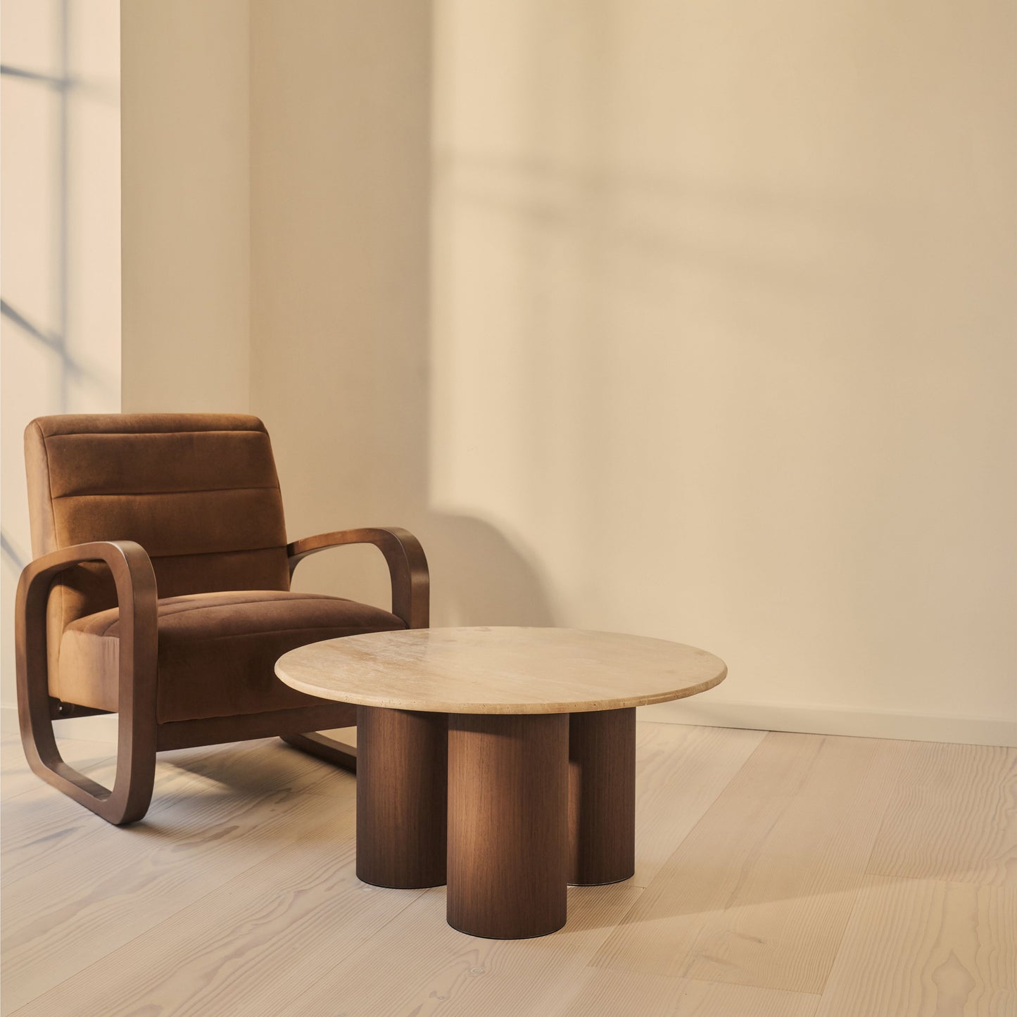 Trivium - Table basse ronde en travertin beige et bois foncé premium