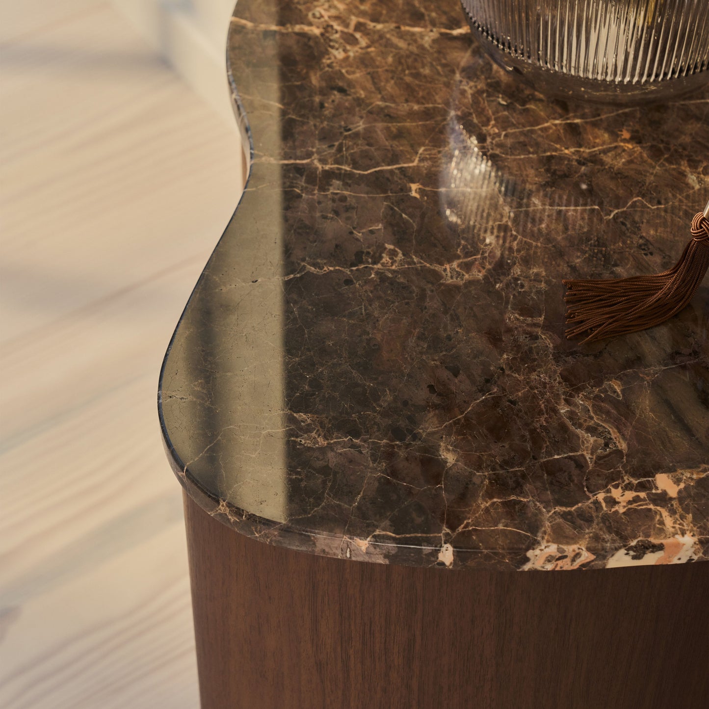 Arlo - Table d'Appoint Premium en Bois Foncé Emperador Irregulier