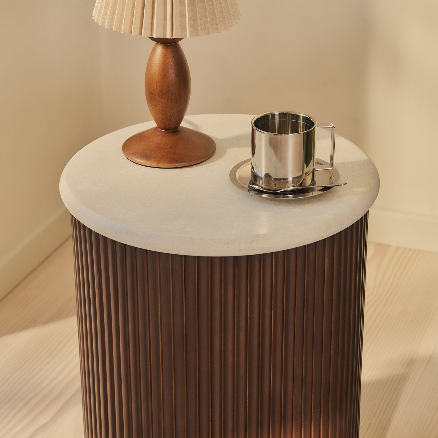 Cove - Table d'appoint ronde nervurée en bois foncé