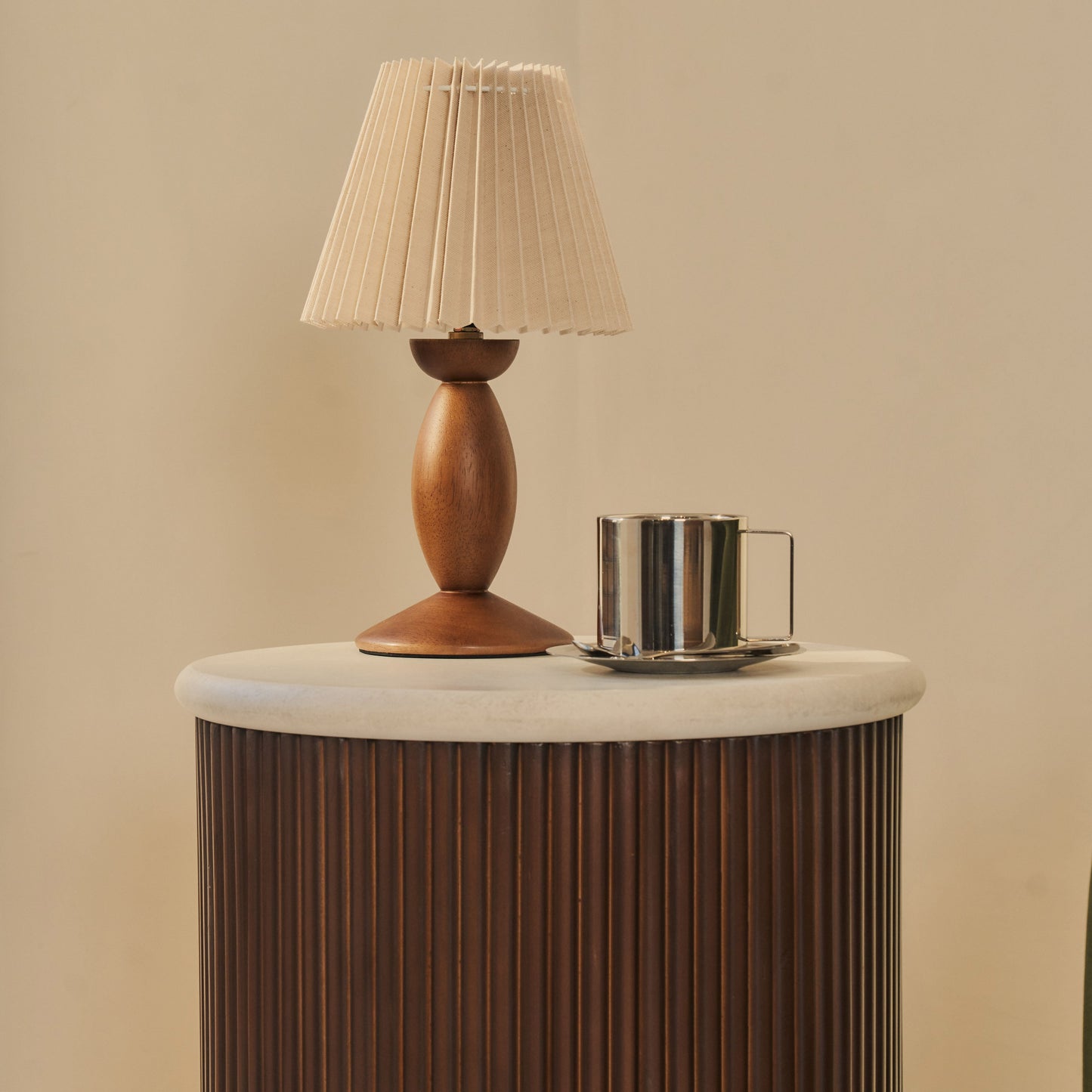 Cove - Table d'appoint ronde nervurée en bois foncé
