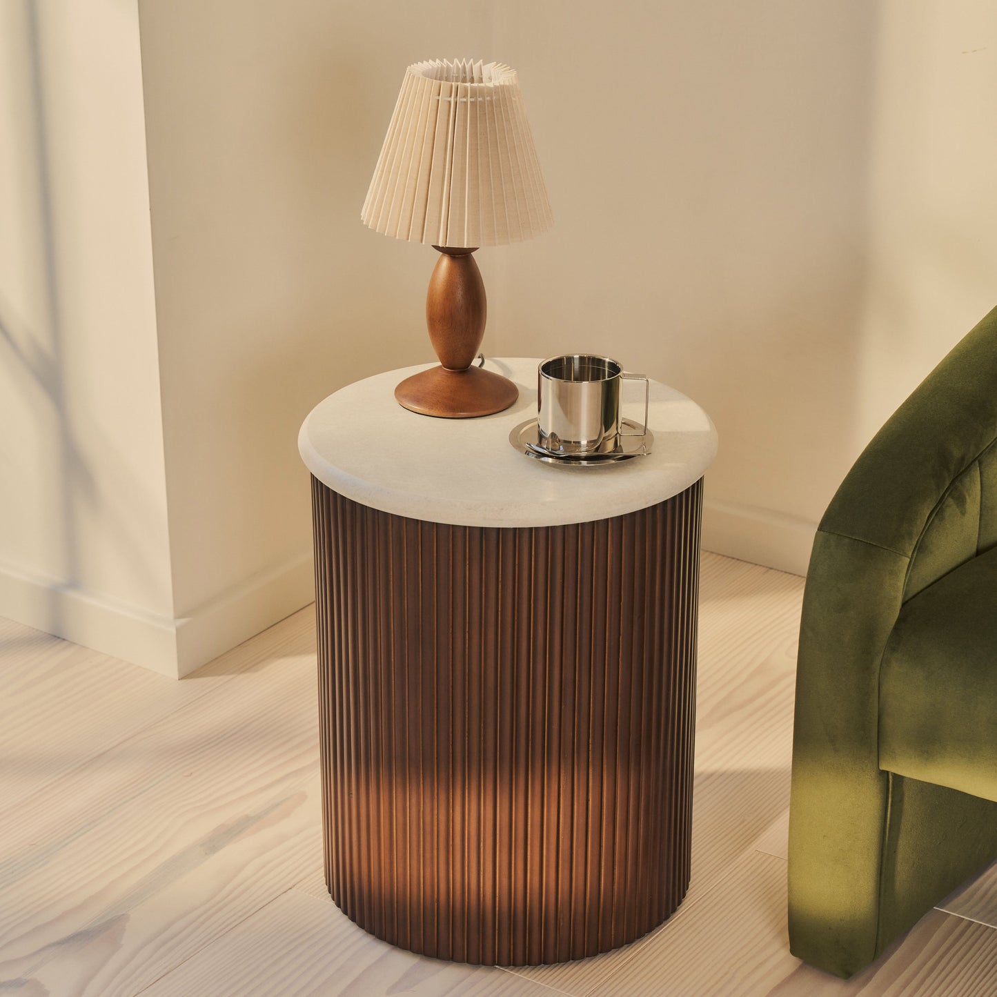 Cove - Table d'appoint ronde nervurée en bois foncé