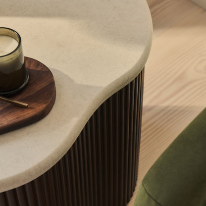 Cove - Table d'Appoint Latérale Irrégulière à Cannelures en Bois Foncé