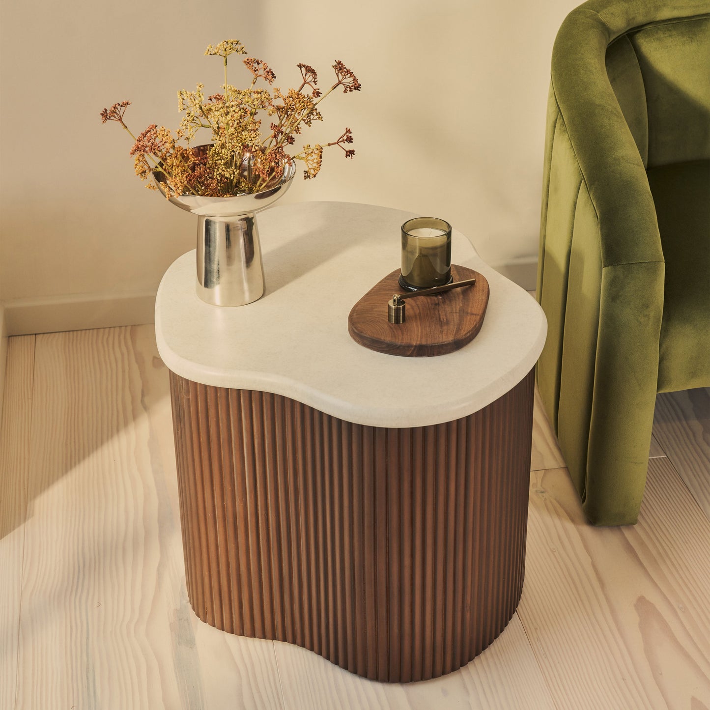Cove - Table d'Appoint Latérale Irrégulière à Cannelures en Bois Foncé