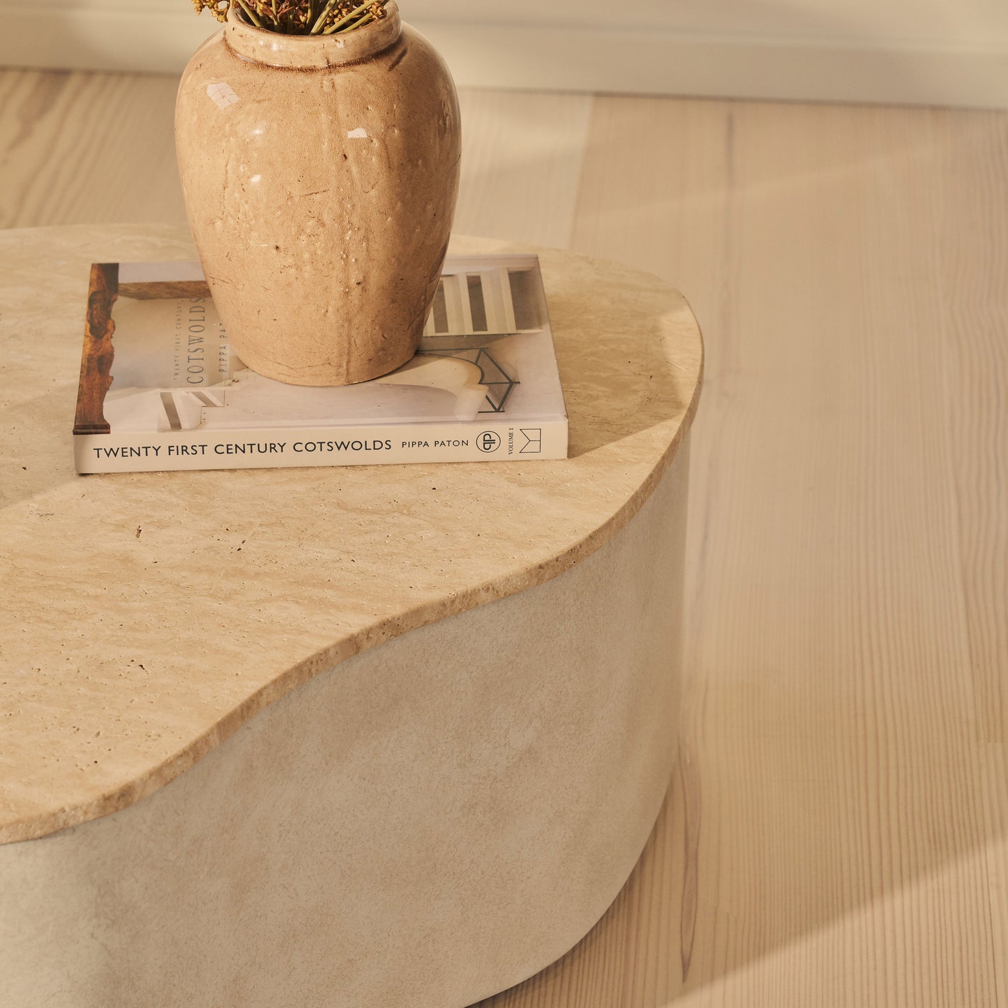 Arlo - Table basse premium en béton irrégulier travertin beige