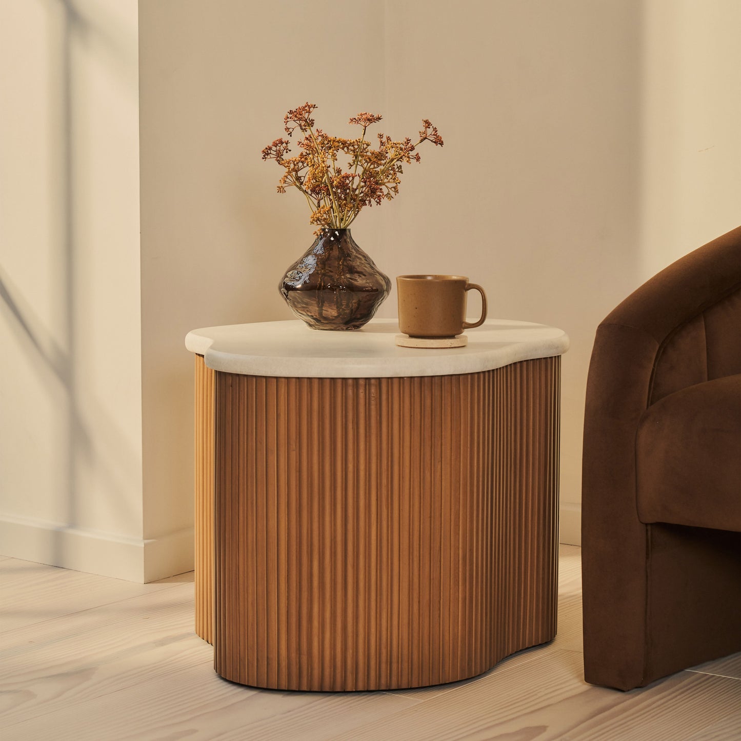 Cove - Table d'Appoint Irregulière à Côtes en Bois Chaud
