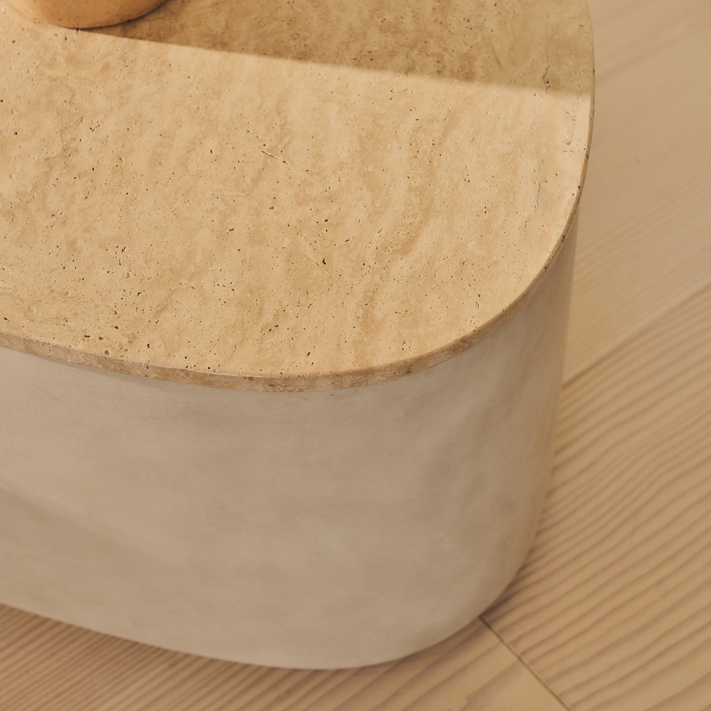 Arlo - Table basse extra large premium en béton irrégulier travertin beige