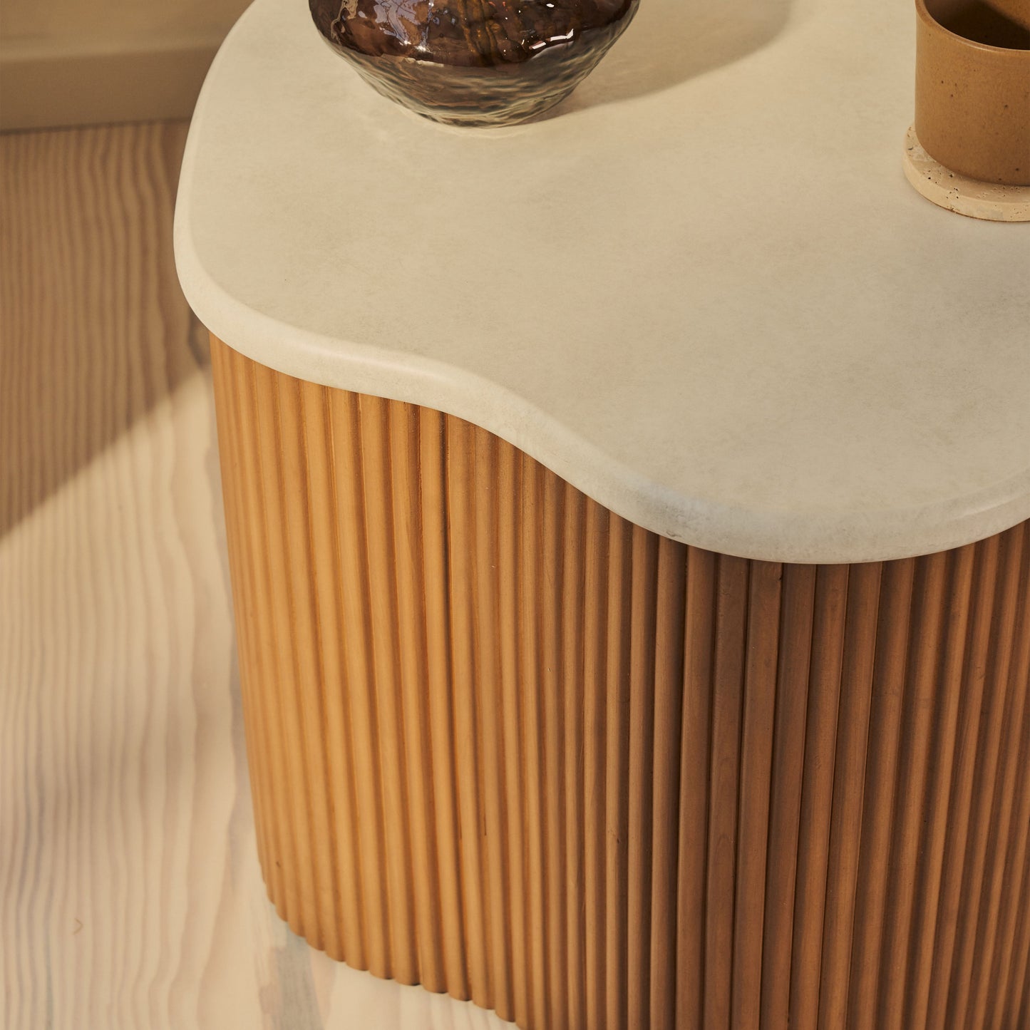Cove - Table d'Appoint Irregulière à Côtes en Bois Chaud