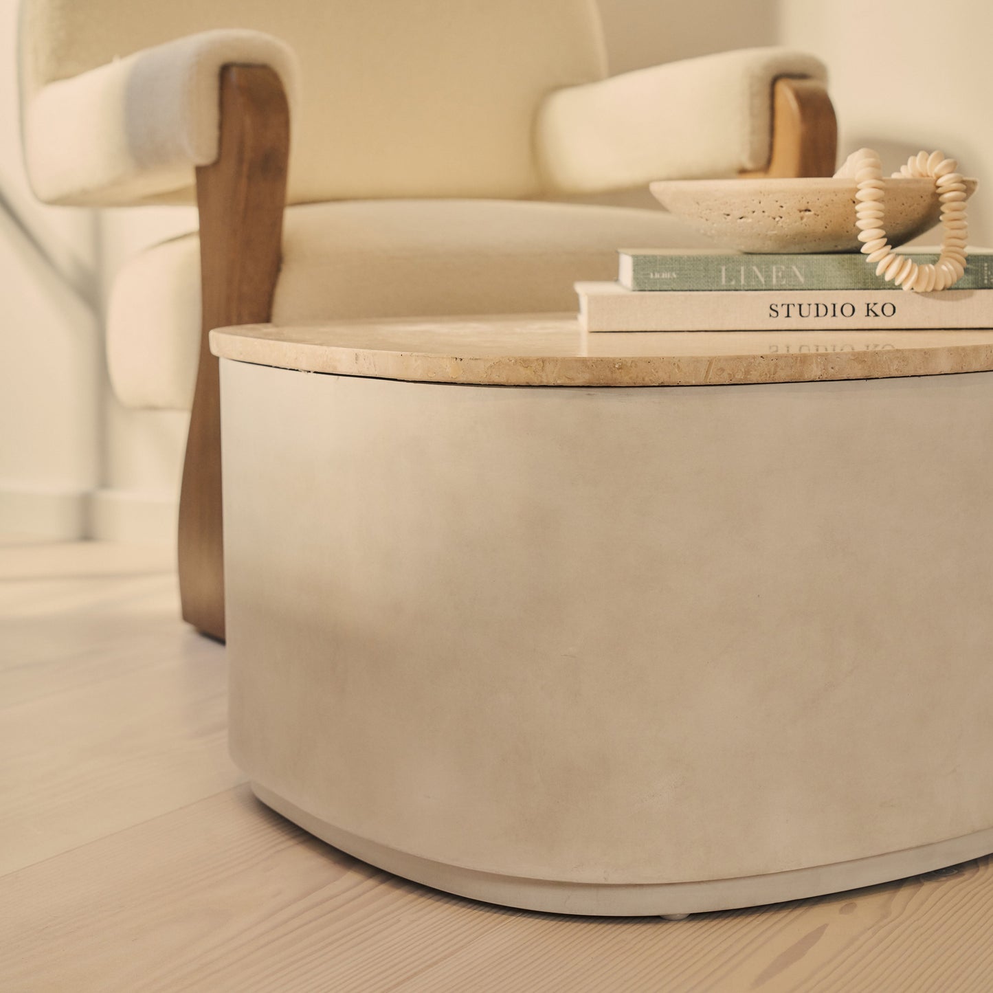 Arlo - Table basse extra large premium en béton irrégulier travertin beige