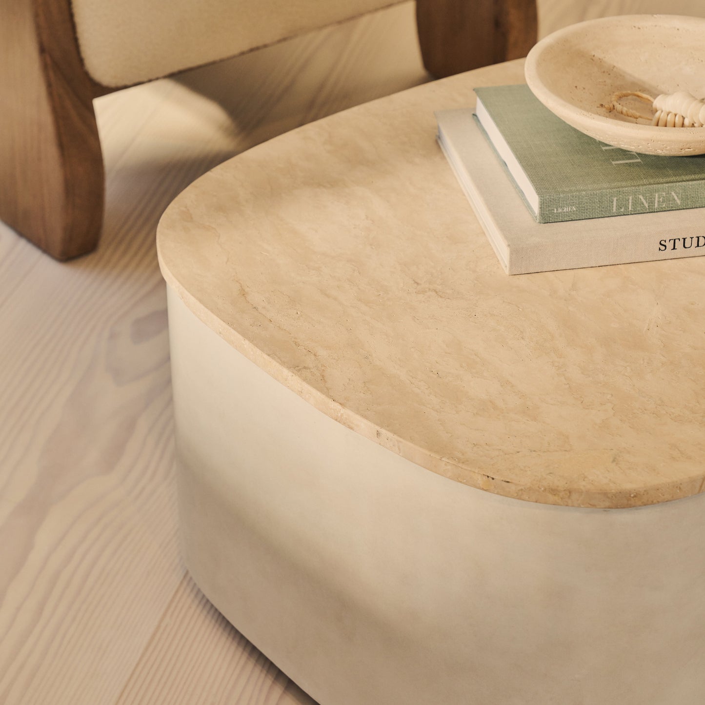 Arlo - Table basse extra large premium en béton irrégulier travertin beige