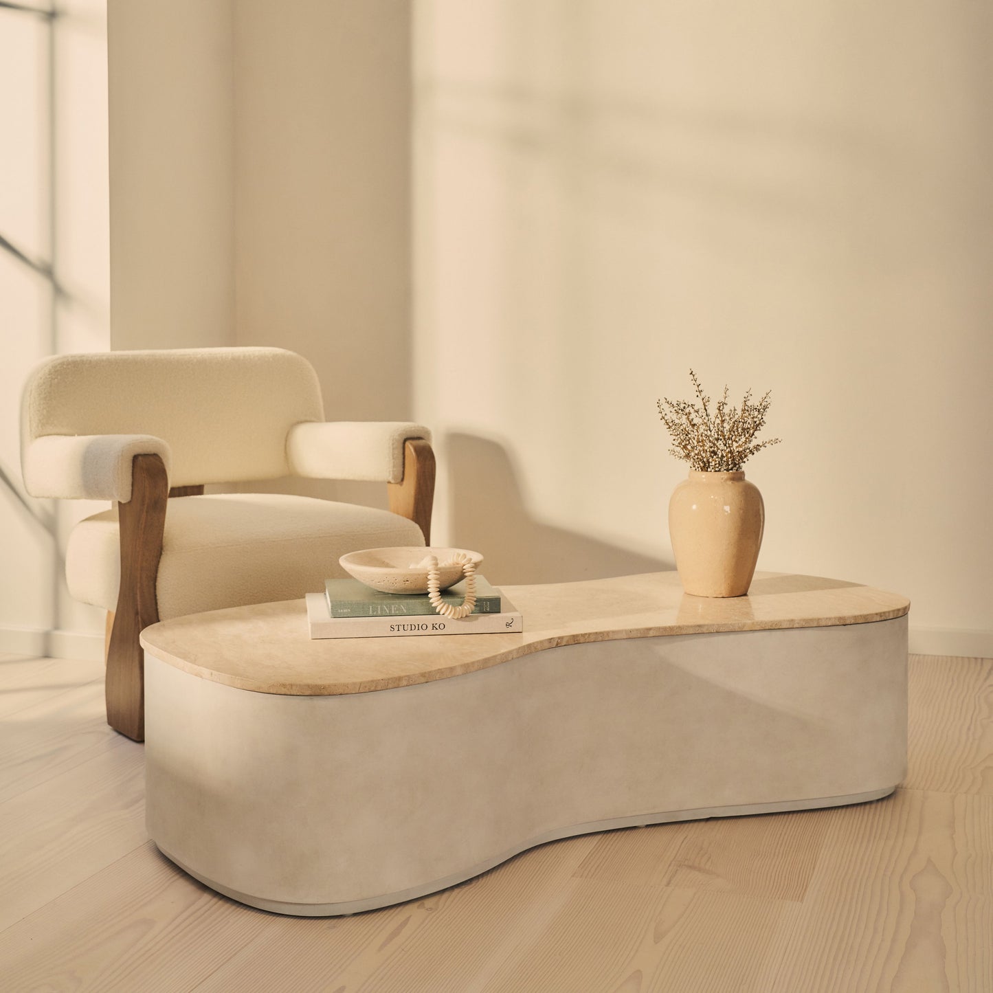 Arlo - Table basse extra large premium en béton irrégulier travertin beige