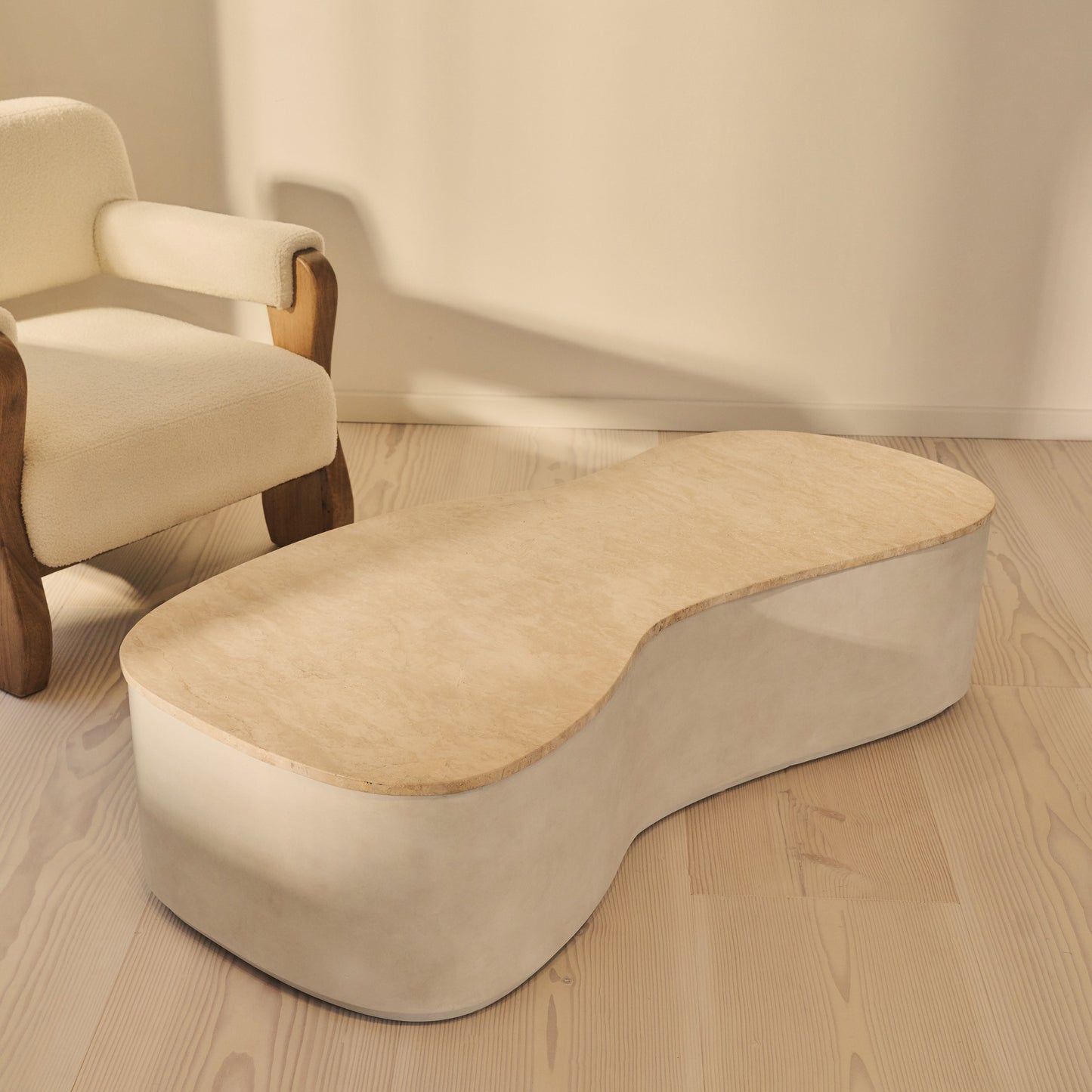 Arlo - Table basse extra large premium en béton irrégulier travertin beige