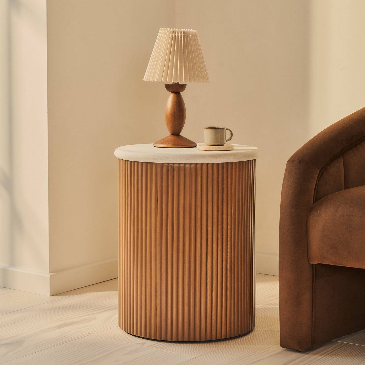 Cove - Table d'Appoint Ronde Cannelée en Bois Chaud