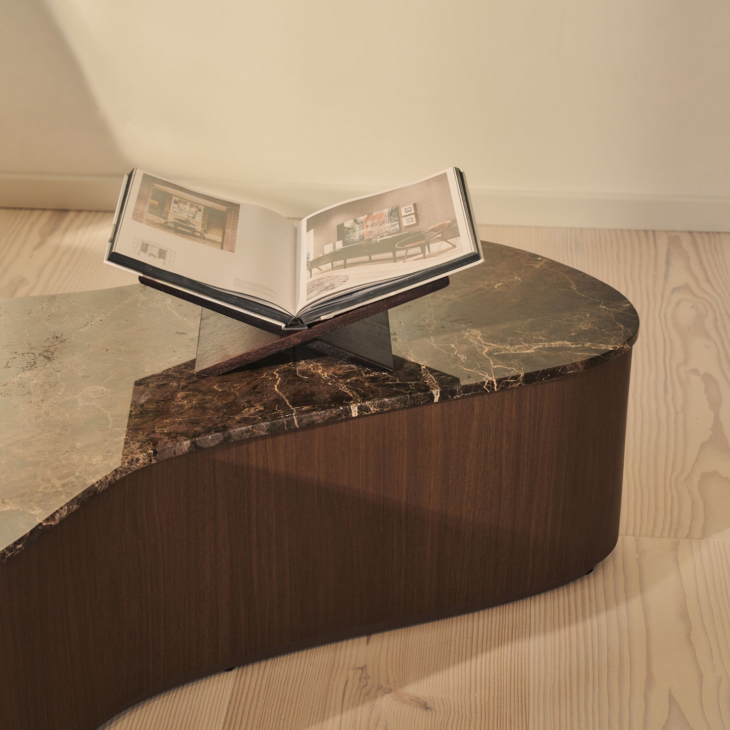 Arlo - Table basse extra large en bois foncé Emperador irrégulier premium