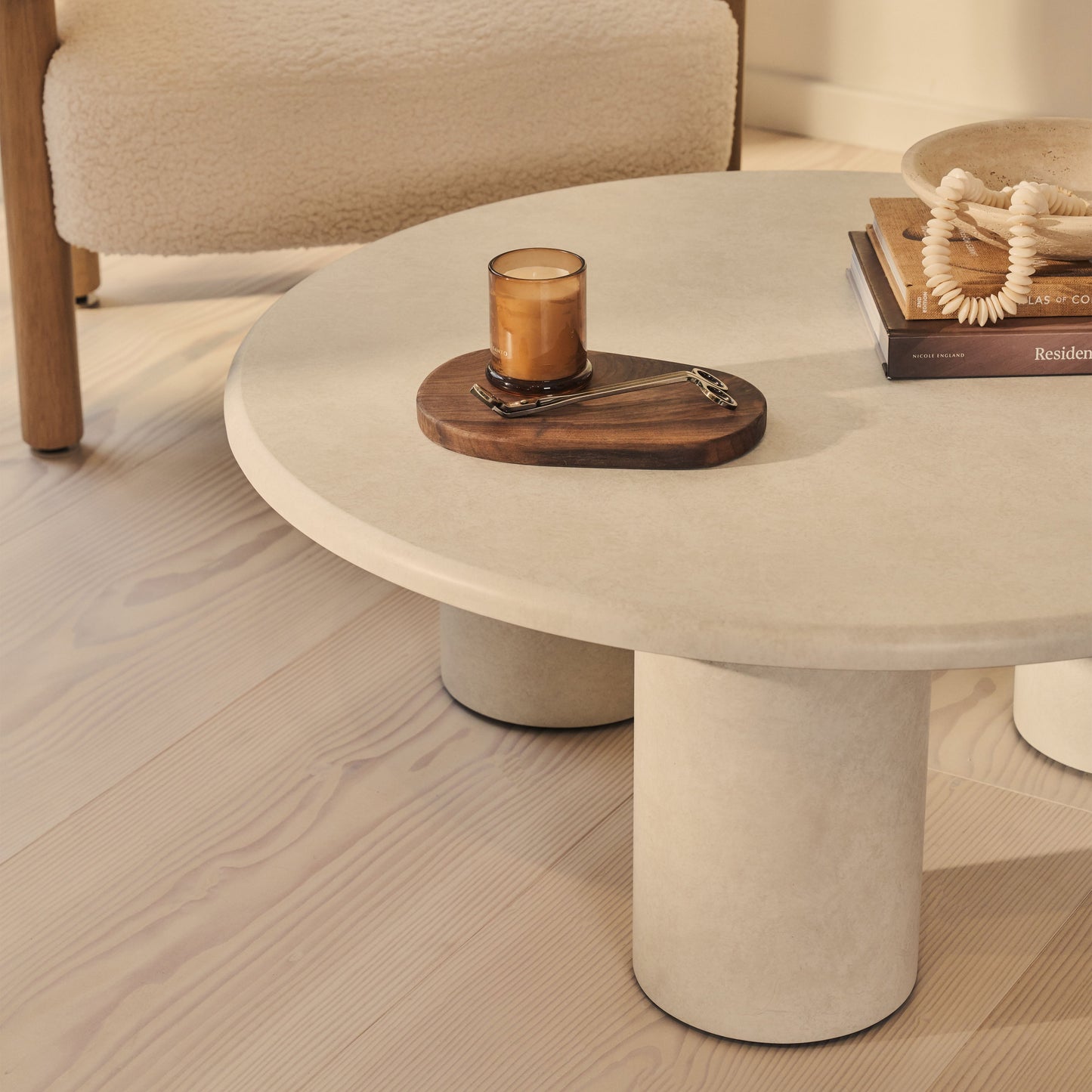 Alina - Grande table basse ronde en bois et béton