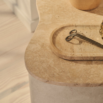 Arlo - Table d'appoint premium en béton irrégulier travertin beige