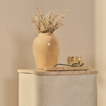 Arlo - Table d'appoint premium en béton irrégulier travertin beige