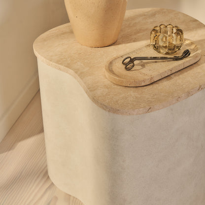 Arlo - Table d'appoint premium en béton irrégulier travertin beige