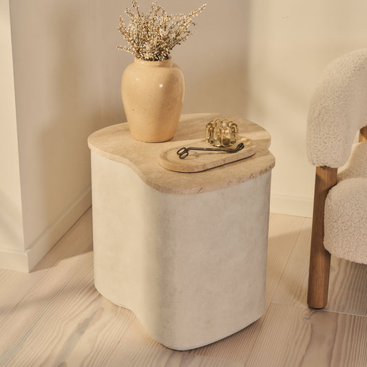 Arlo - Table d'appoint premium en béton irrégulier travertin beige