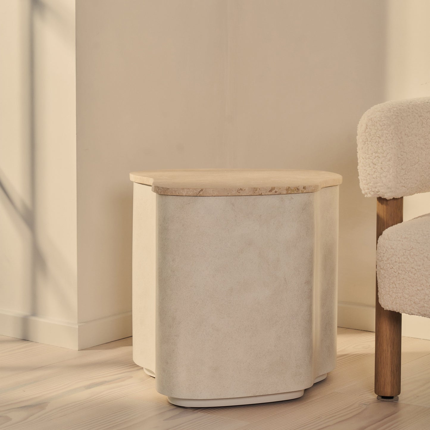 Arlo - Table d'appoint premium en béton irrégulier travertin beige