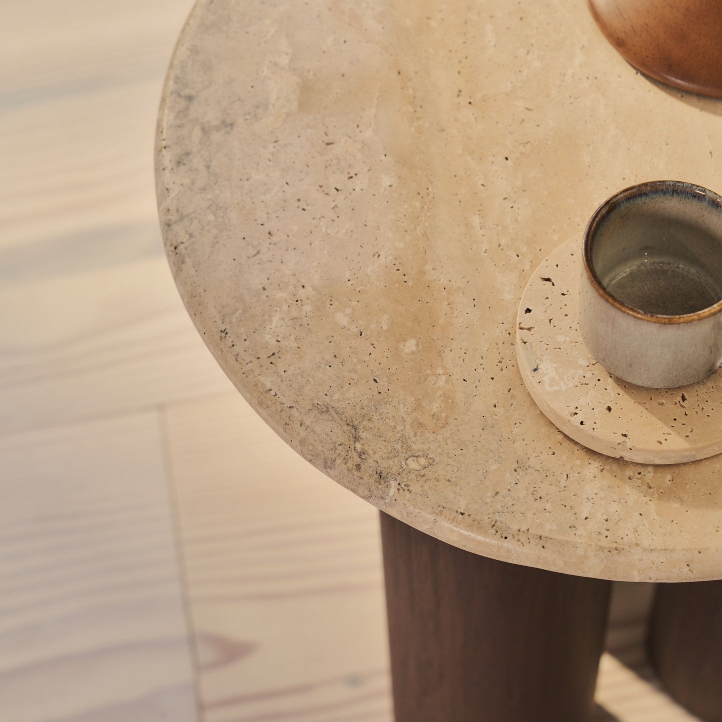 Trivium - Table d'Appoint Ronde en Travertin Beige et Bois Foncé Premium