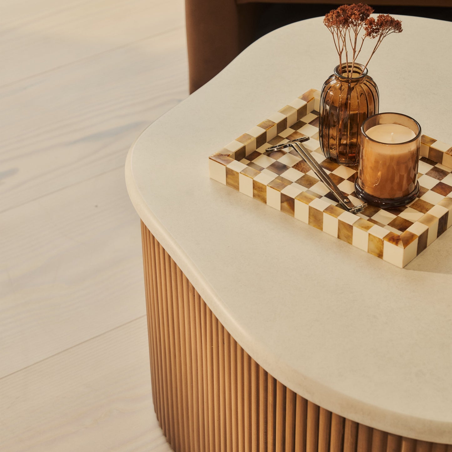 Cove - Table basse irrégulière à nervures en bois chaud