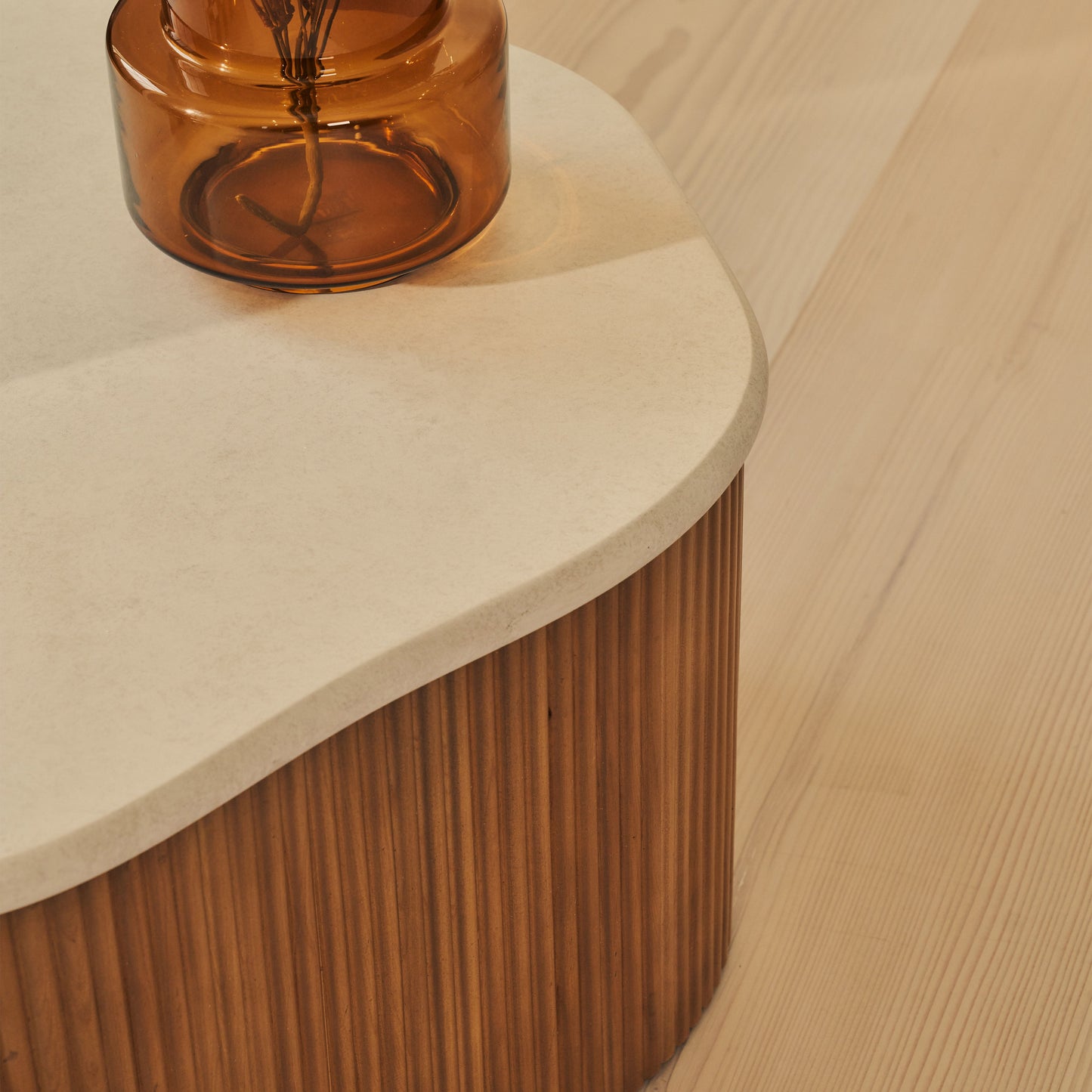 Cove - Table basse irrégulière à nervures en bois chaud