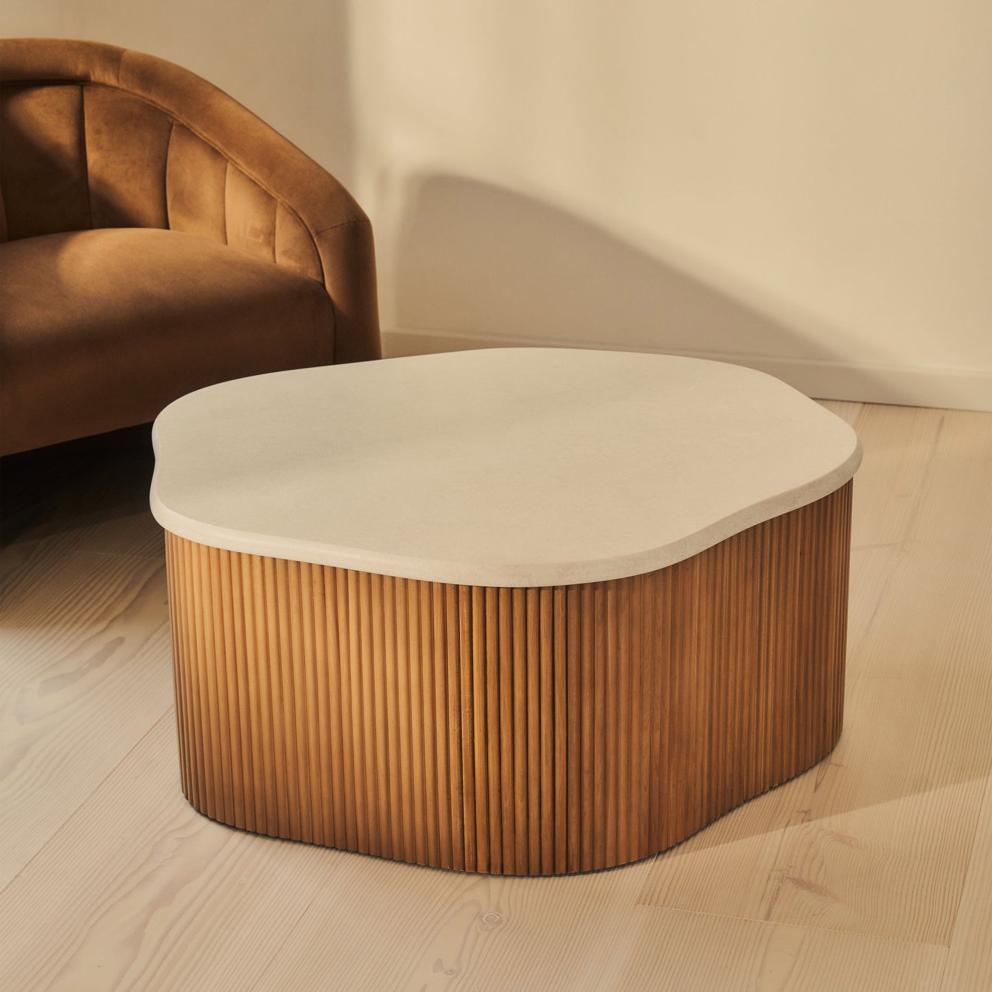 Cove - Table basse irrégulière à nervures en bois chaud