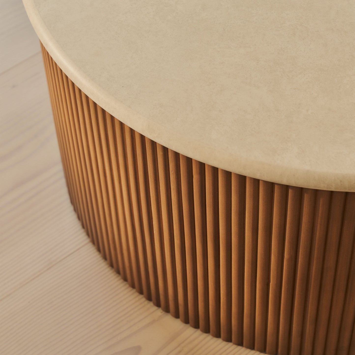 Cove - Table Basse Ronde Cannelée Bois Chaud