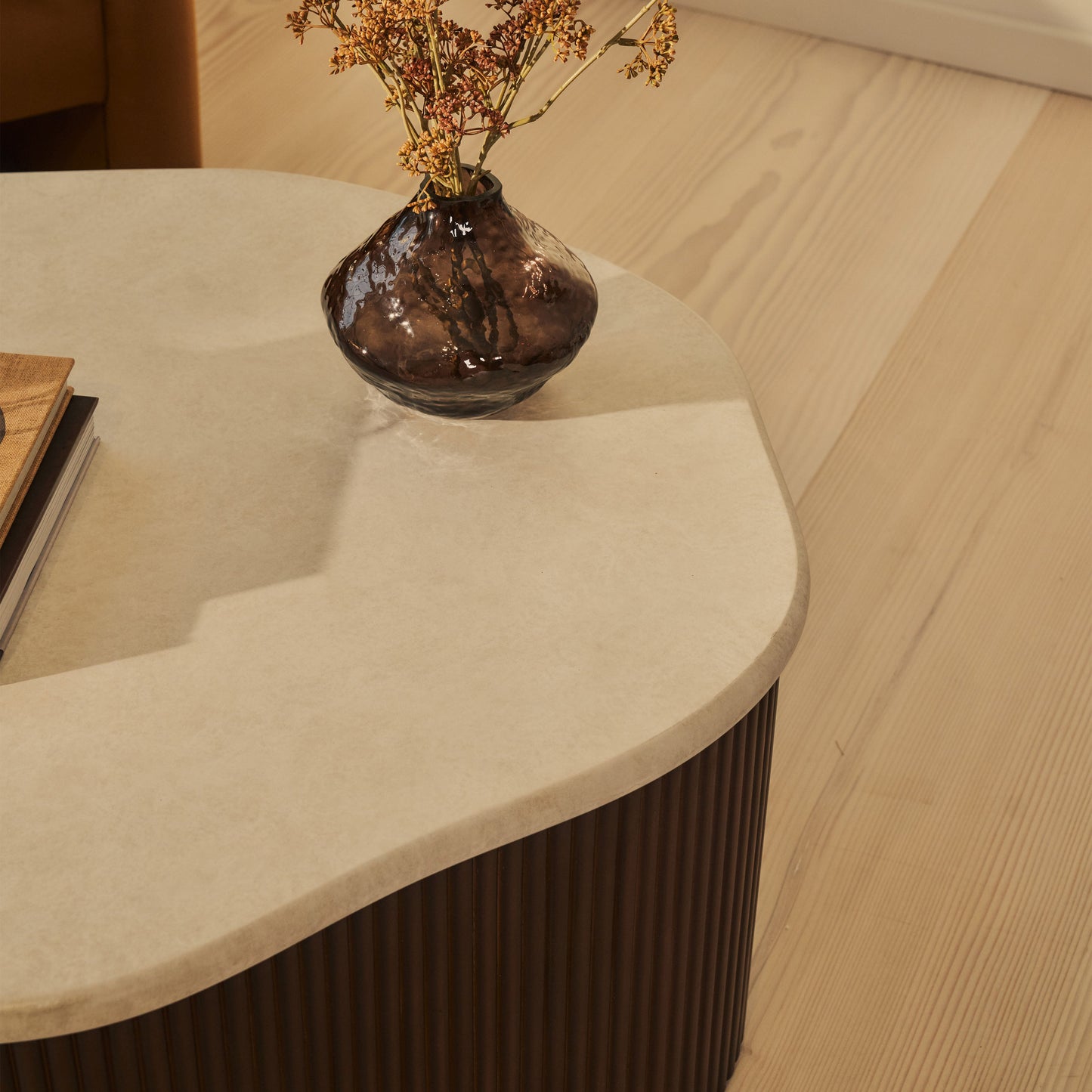 Cove - Table basse irrégulière nervurée en bois foncé